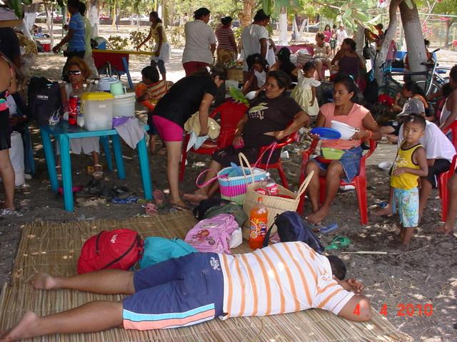 Este ciudadano duerme LA MONA, cansado del ardiente sol de la playa